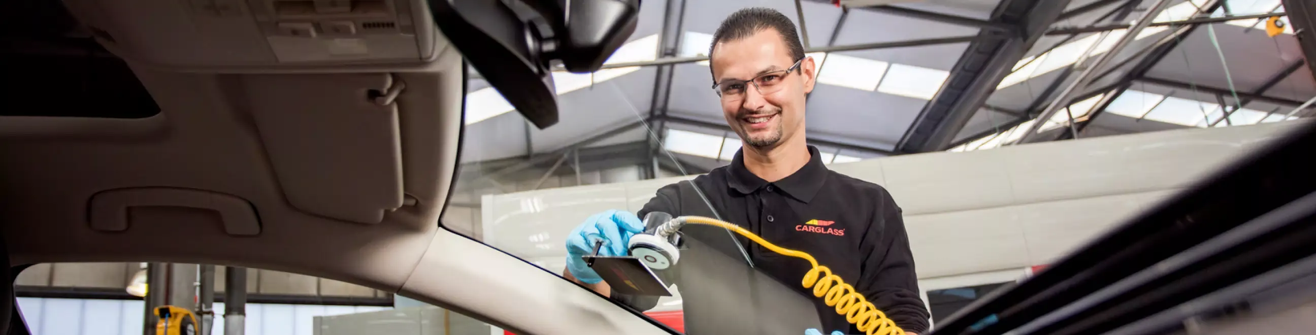 Monteur herstelt voorruit van auto