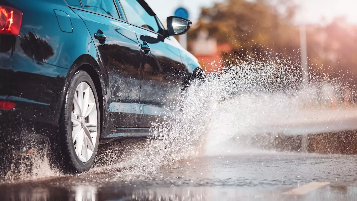 rijden in regenachtige omstandigheden
