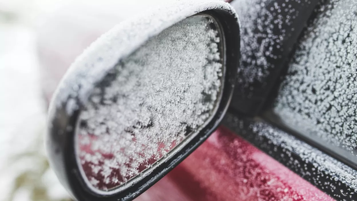 vitre de voiture et rétroviseur latéral gelés