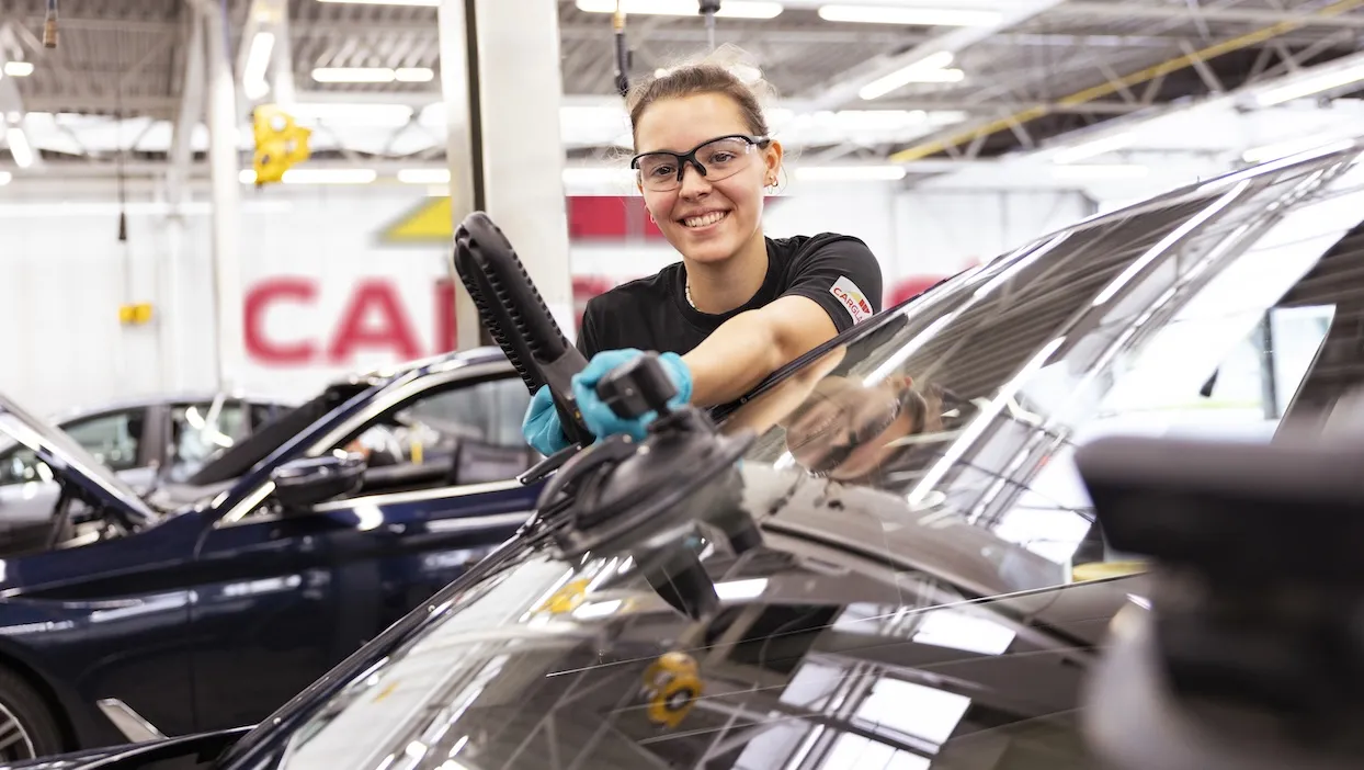 La technicienne remplace le pare-brise