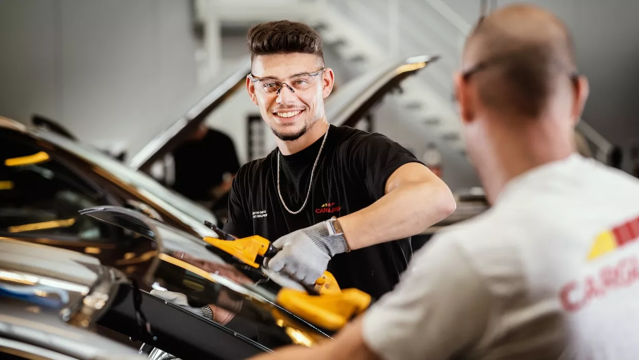 Monteurs vervangen een ruit